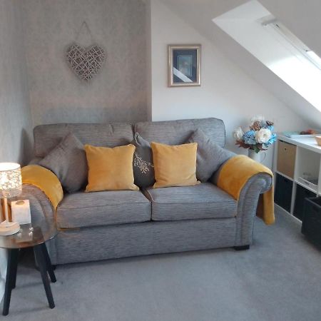 Village Life- Private Attic Suite - Living Room, Bedroom And Bathroom Newtown St Boswells Buitenkant foto