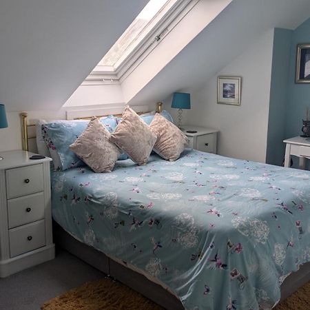 Village Life- Private Attic Suite - Living Room, Bedroom And Bathroom Newtown St Boswells Buitenkant foto