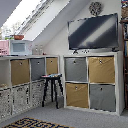 Village Life- Private Attic Suite - Living Room, Bedroom And Bathroom Newtown St Boswells Buitenkant foto