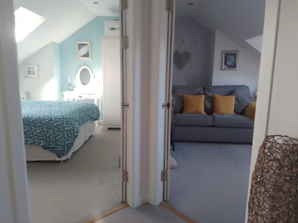 Village Life- Private Attic Suite - Living Room, Bedroom And Bathroom Newtown St Boswells Buitenkant foto